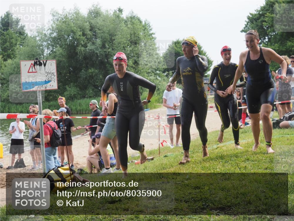 21.06.2025 - 27. Vierlanden-Triathlon KatJ http://msf.ph/oto/8035900 15.06.2025 11:20:47 Schwimmen 879, 924, 936, 941, 1400 meine-sportfotos.de