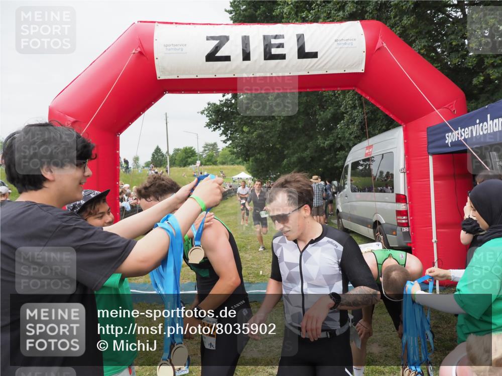 21.06.2025 - 27. Vierlanden-Triathlon MichiJ http://msf.ph/oto/8035902 15.06.2026 13:02:24 Ziel 73, 727, 755, 1009, 1039, 1041, 1042, 1043 meine-sportfotos.de