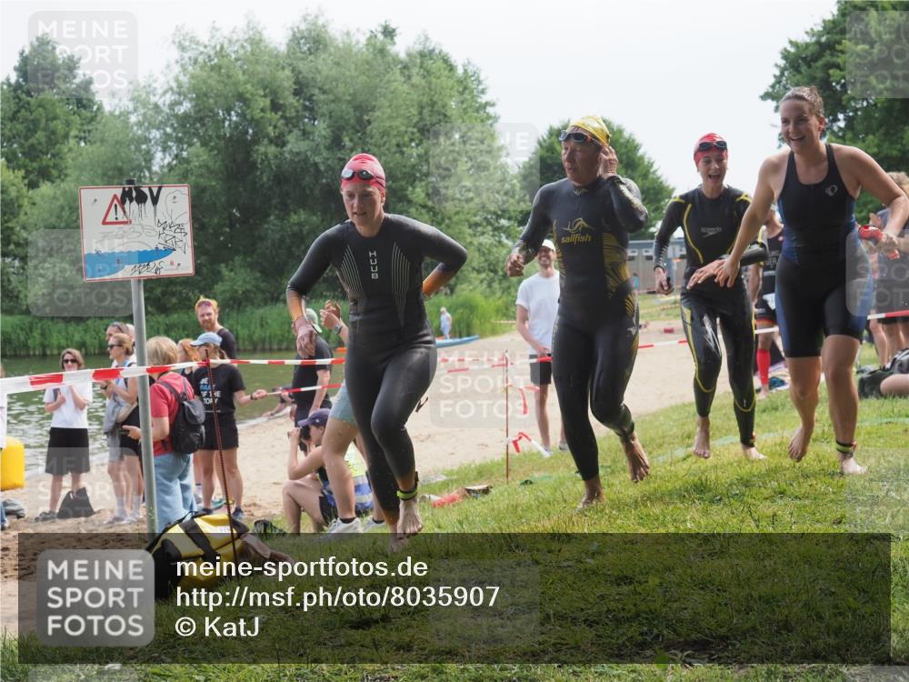 21.06.2025 - 27. Vierlanden-Triathlon KatJ http://msf.ph/oto/8035907 15.06.2025 11:20:47 Schwimmen 879, 924, 936, 941, 1400 meine-sportfotos.de
