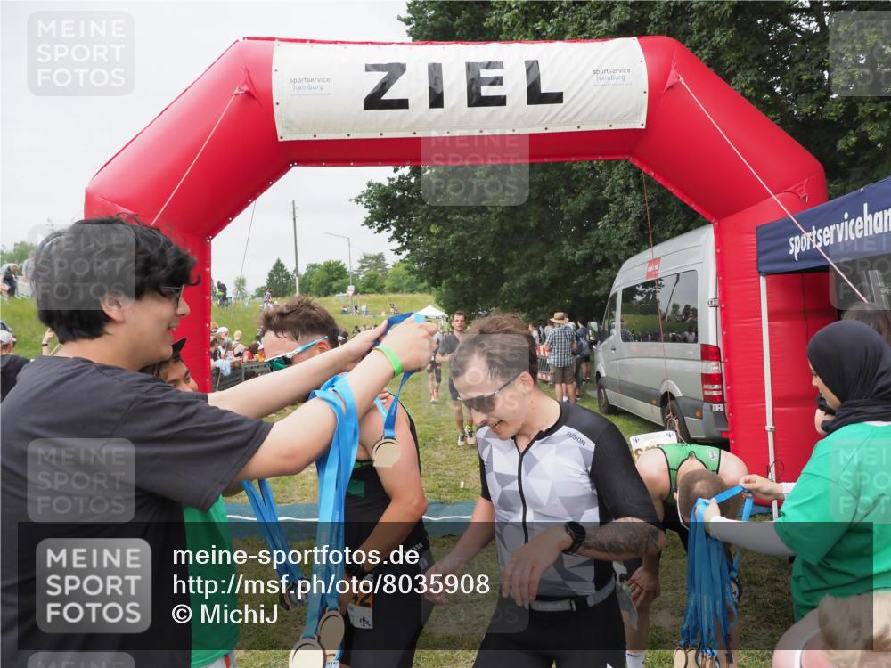21.06.2025 - 27. Vierlanden-Triathlon MichiJ http://msf.ph/oto/8035908 15.06.2026 13:02:24 Ziel 73, 727, 755, 1009, 1039, 1041, 1042, 1043 meine-sportfotos.de