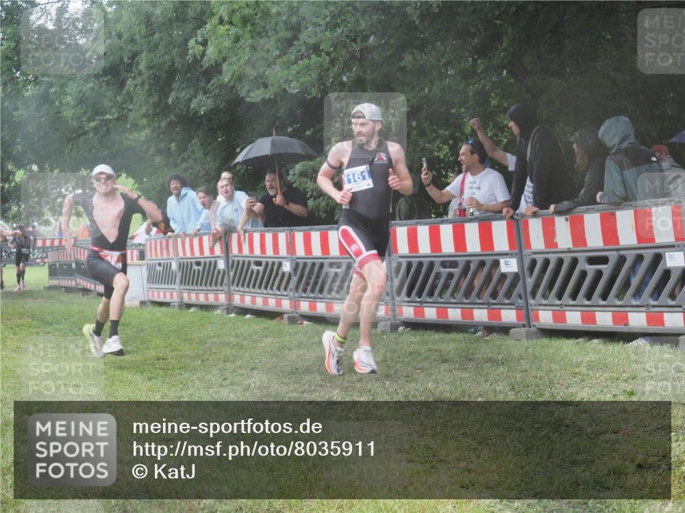 21.06.2025 - 27. Vierlanden-Triathlon KatJ http://msf.ph/oto/8035911 15.06.2025 13:53:06 Ziel 48, 1128, 1161 meine-sportfotos.de