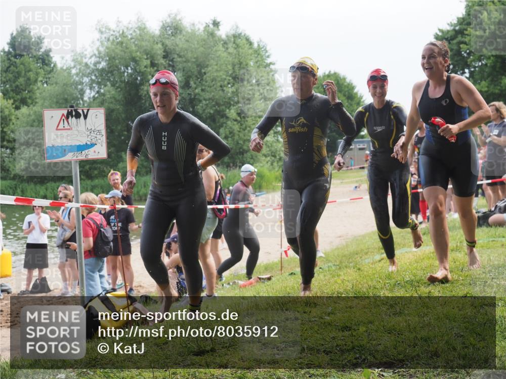 21.06.2025 - 27. Vierlanden-Triathlon KatJ http://msf.ph/oto/8035912 15.06.2025 11:20:48 Schwimmen 879, 892, 924, 936, 941, 1400 meine-sportfotos.de