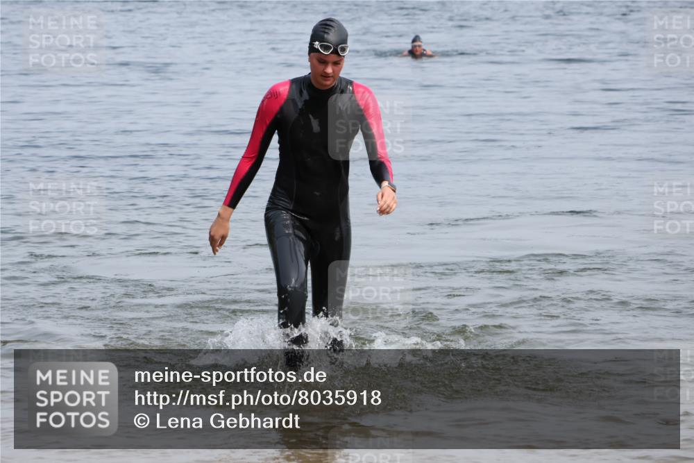 21.06.2025 - 27. Vierlanden-Triathlon Lena Gebhardt http://msf.ph/oto/8035918 15.06.2025 11:27:08 Schwimmen 884, 886, 961 meine-sportfotos.de