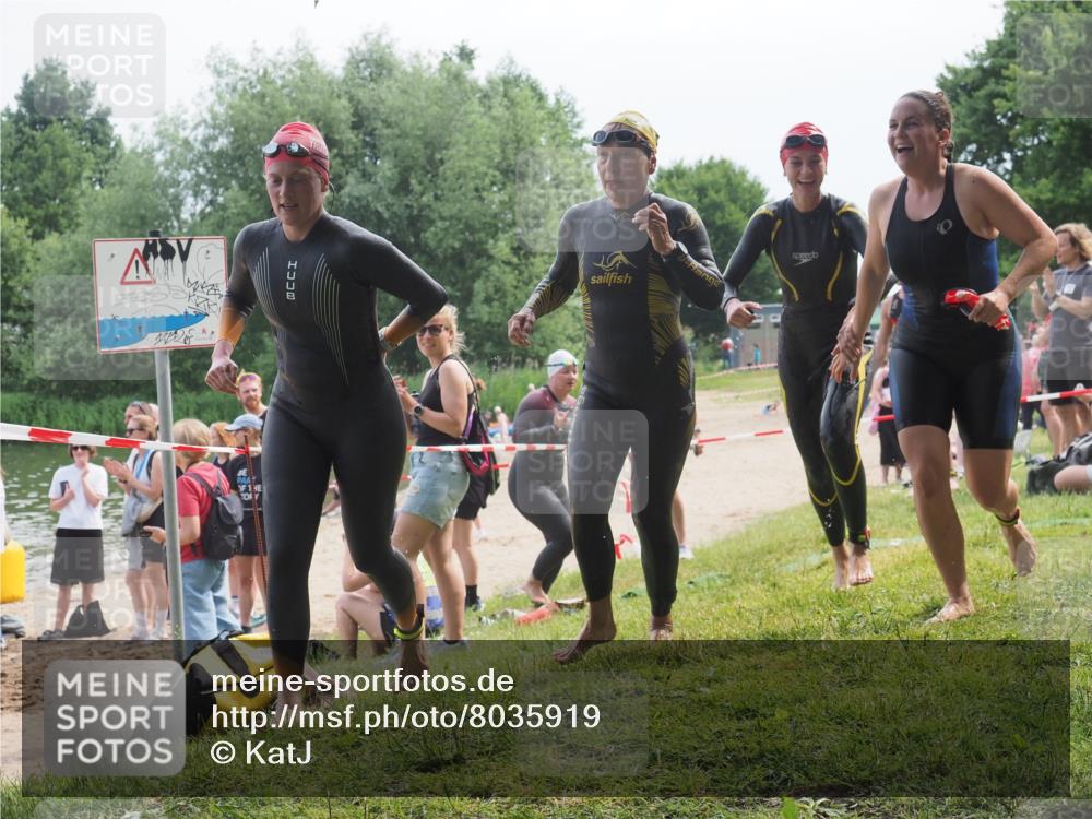 21.06.2025 - 27. Vierlanden-Triathlon KatJ http://msf.ph/oto/8035919 15.06.2025 11:20:48 Schwimmen 879, 892, 924, 936, 941, 1400 meine-sportfotos.de