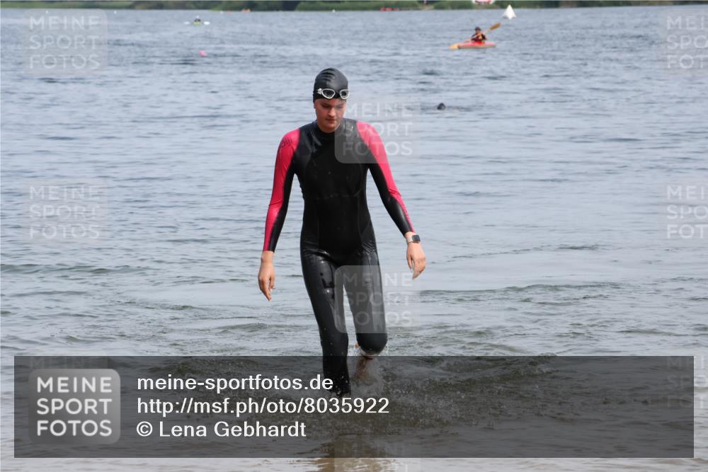 21.06.2025 - 27. Vierlanden-Triathlon Lena Gebhardt http://msf.ph/oto/8035922 15.06.2025 11:27:08 Schwimmen 884, 886, 961 meine-sportfotos.de