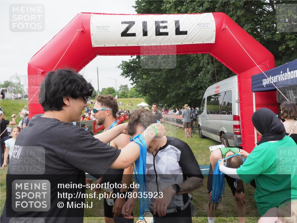 21.06.2025 - 27. Vierlanden-Triathlon MichiJ http://msf.ph/oto/8035923 15.06.2026 13:02:24 Ziel 73, 727, 755, 1009, 1039, 1041, 1042, 1043 meine-sportfotos.de