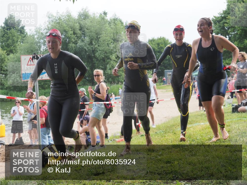 21.06.2025 - 27. Vierlanden-Triathlon KatJ http://msf.ph/oto/8035924 15.06.2025 11:20:48 Schwimmen 879, 892, 924, 936, 941, 1400 meine-sportfotos.de