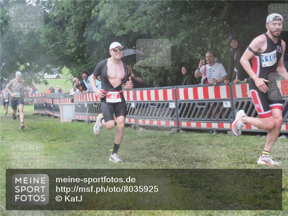 21.06.2025 - 27. Vierlanden-Triathlon KatJ http://msf.ph/oto/8035925 15.06.2025 13:53:07 Ziel 48, 1128, 1161 meine-sportfotos.de