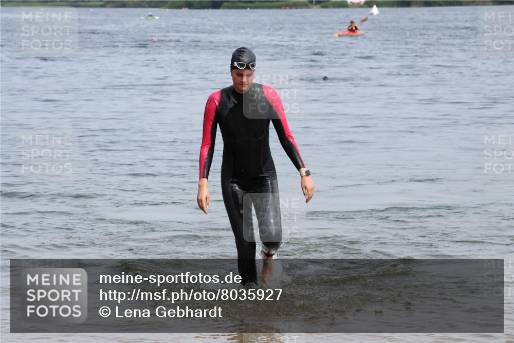 21.06.2025 - 27. Vierlanden-Triathlon Lena Gebhardt http://msf.ph/oto/8035927 15.06.2025 11:27:08 Schwimmen 884, 886, 961 meine-sportfotos.de
