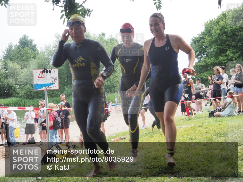 21.06.2025 - 27. Vierlanden-Triathlon KatJ http://msf.ph/oto/8035929 15.06.2025 11:20:49 Schwimmen 879, 892, 924, 936, 941, 1400 meine-sportfotos.de