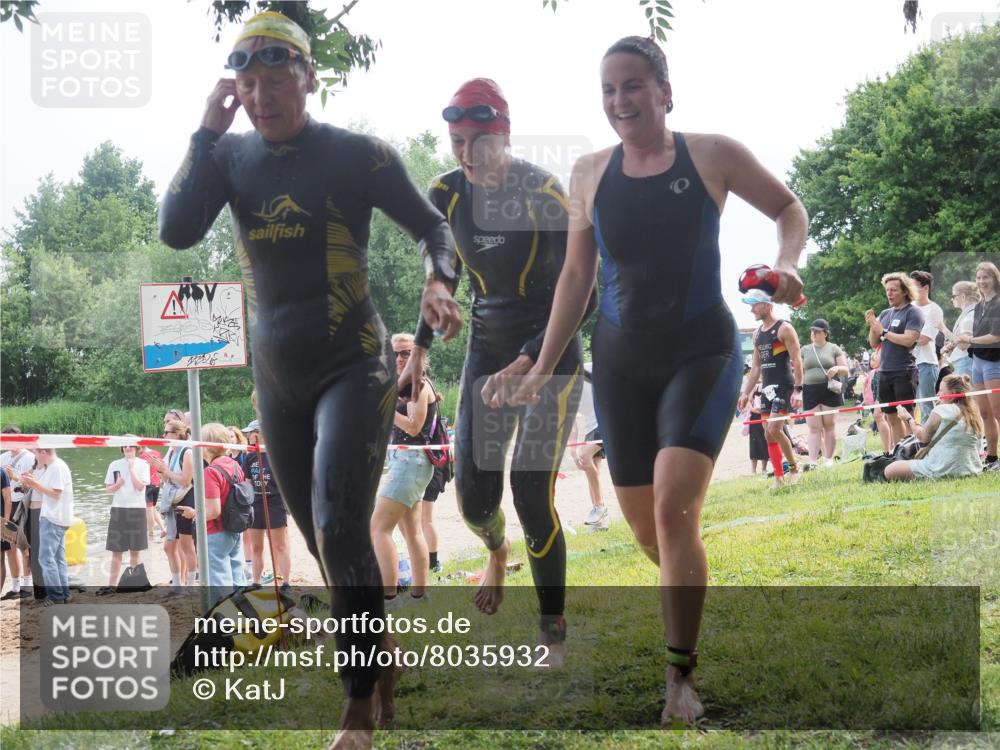 21.06.2025 - 27. Vierlanden-Triathlon KatJ http://msf.ph/oto/8035932 15.06.2025 11:20:49 Schwimmen 879, 892, 924, 936, 941, 1400 meine-sportfotos.de