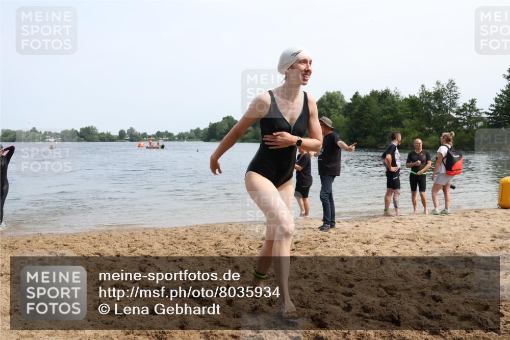 21.06.2025 - 27. Vierlanden-Triathlon Lena Gebhardt http://msf.ph/oto/8035934 15.06.2025 11:27:10 Schwimmen 884, 886, 961 meine-sportfotos.de