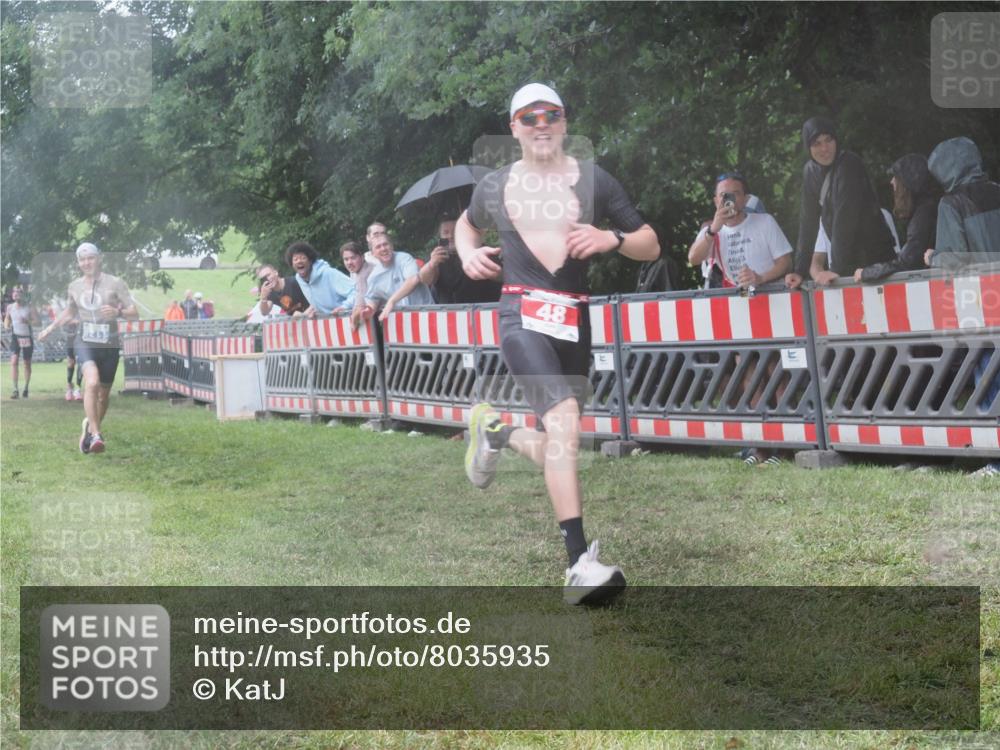 21.06.2025 - 27. Vierlanden-Triathlon KatJ http://msf.ph/oto/8035935 15.06.2025 13:53:07 Ziel 48, 1128, 1161 meine-sportfotos.de