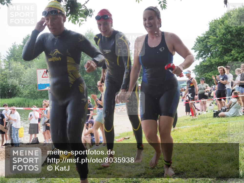 21.06.2025 - 27. Vierlanden-Triathlon KatJ http://msf.ph/oto/8035938 15.06.2025 11:20:49 Schwimmen 879, 892, 924, 936, 941, 1400 meine-sportfotos.de