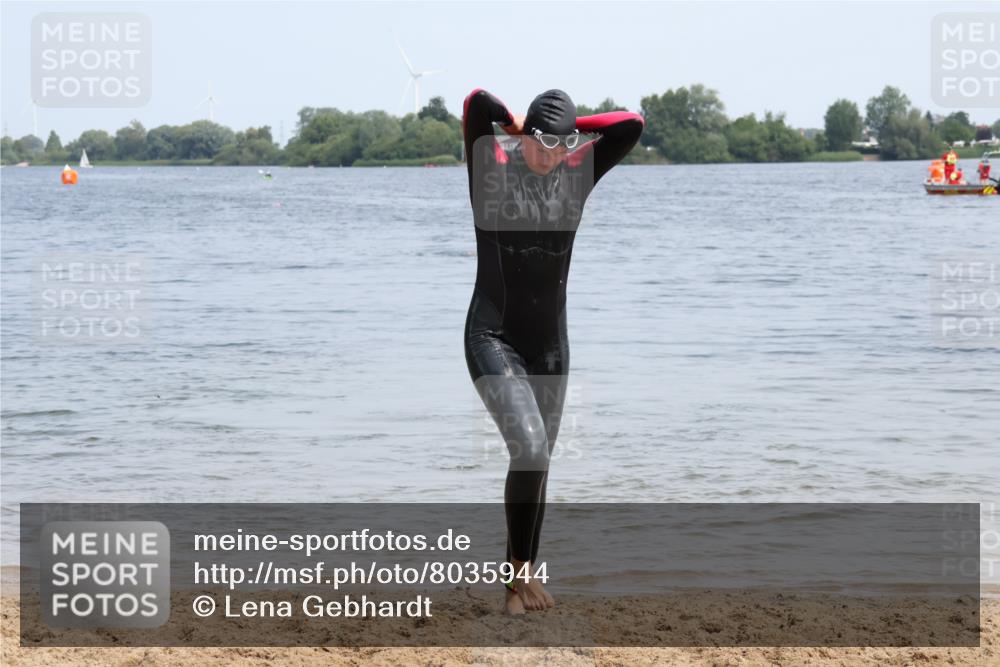 21.06.2025 - 27. Vierlanden-Triathlon Lena Gebhardt http://msf.ph/oto/8035944 15.06.2025 11:27:12 Schwimmen 884, 886, 961 meine-sportfotos.de