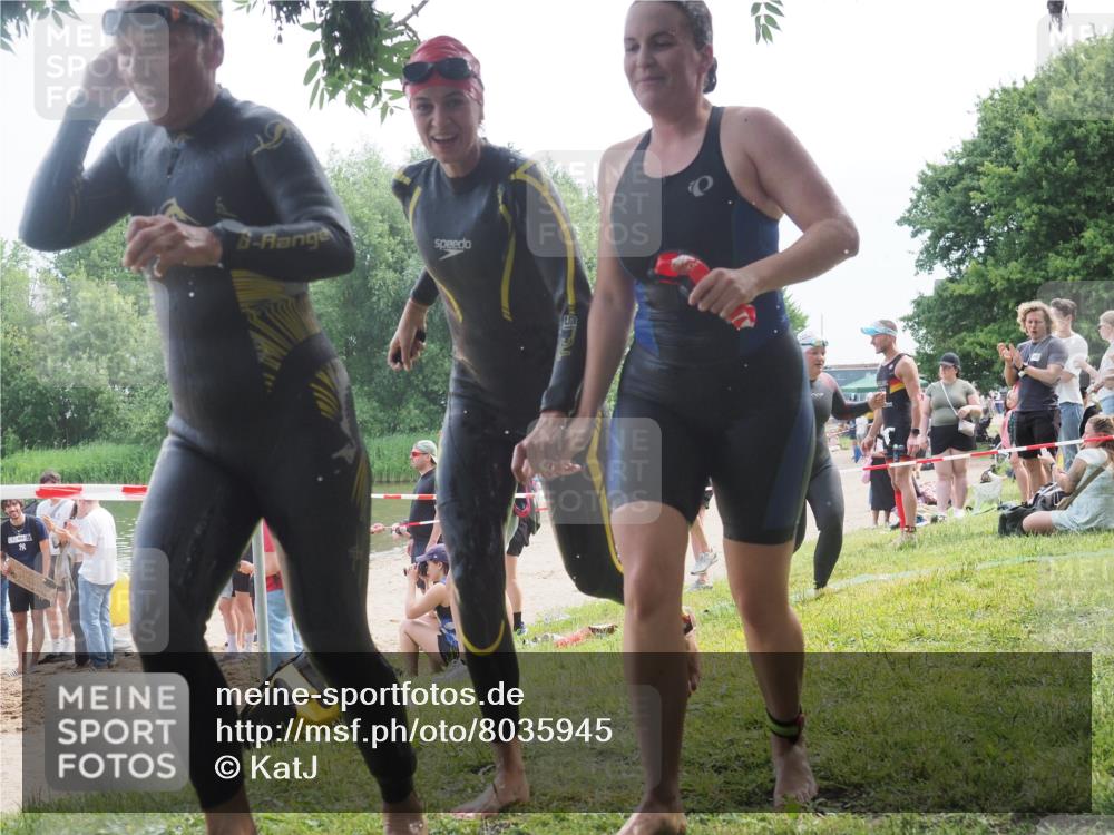 21.06.2025 - 27. Vierlanden-Triathlon KatJ http://msf.ph/oto/8035945 15.06.2025 11:20:49 Schwimmen 879, 892, 924, 936, 941, 1400 meine-sportfotos.de