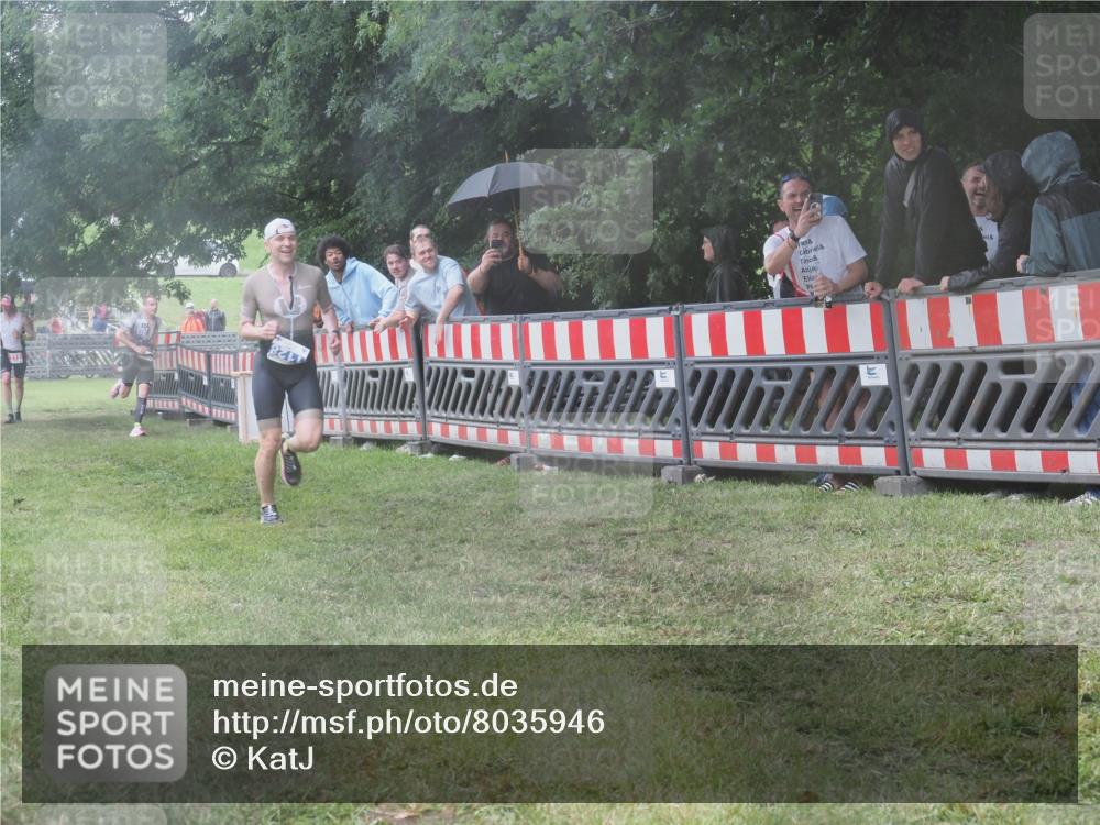21.06.2025 - 27. Vierlanden-Triathlon KatJ http://msf.ph/oto/8035946 15.06.2025 13:53:08 Ziel 48, 1128 meine-sportfotos.de