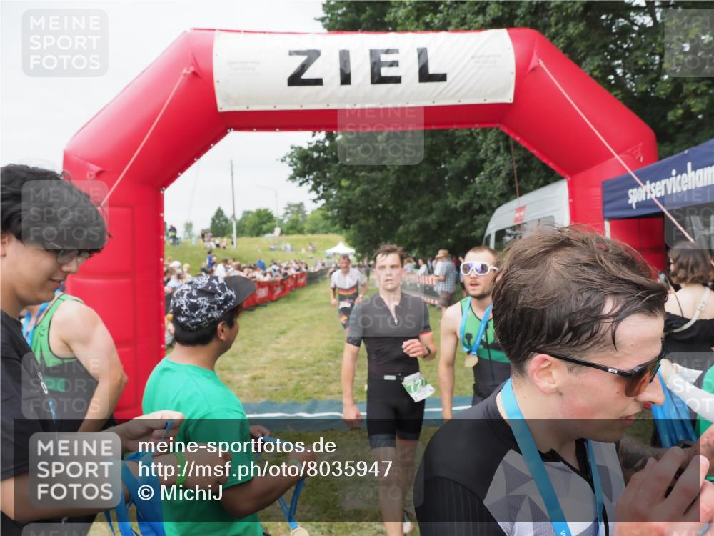 21.06.2025 - 27. Vierlanden-Triathlon MichiJ http://msf.ph/oto/8035947 15.06.2026 13:02:26 Ziel 73, 727, 755, 1009, 1043 meine-sportfotos.de
