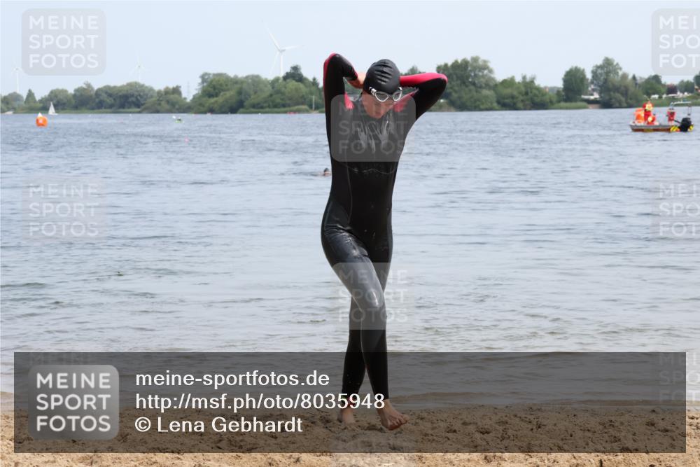21.06.2025 - 27. Vierlanden-Triathlon Lena Gebhardt http://msf.ph/oto/8035948 15.06.2025 11:27:12 Schwimmen 884, 886, 961 meine-sportfotos.de