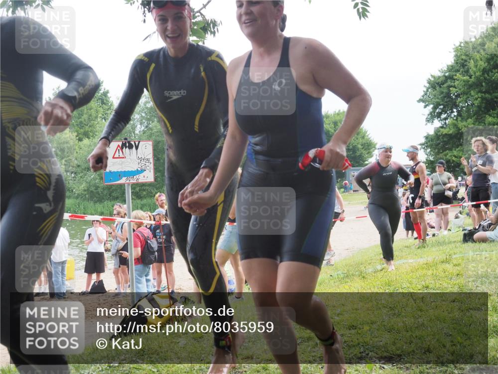 21.06.2025 - 27. Vierlanden-Triathlon KatJ http://msf.ph/oto/8035959 15.06.2025 11:20:49 Schwimmen 879, 892, 924, 936, 941, 1400 meine-sportfotos.de