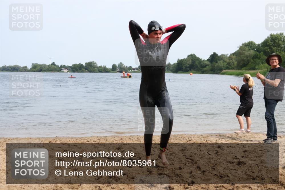 21.06.2025 - 27. Vierlanden-Triathlon Lena Gebhardt http://msf.ph/oto/8035961 15.06.2025 11:27:15 Schwimmen 884, 886, 961 meine-sportfotos.de