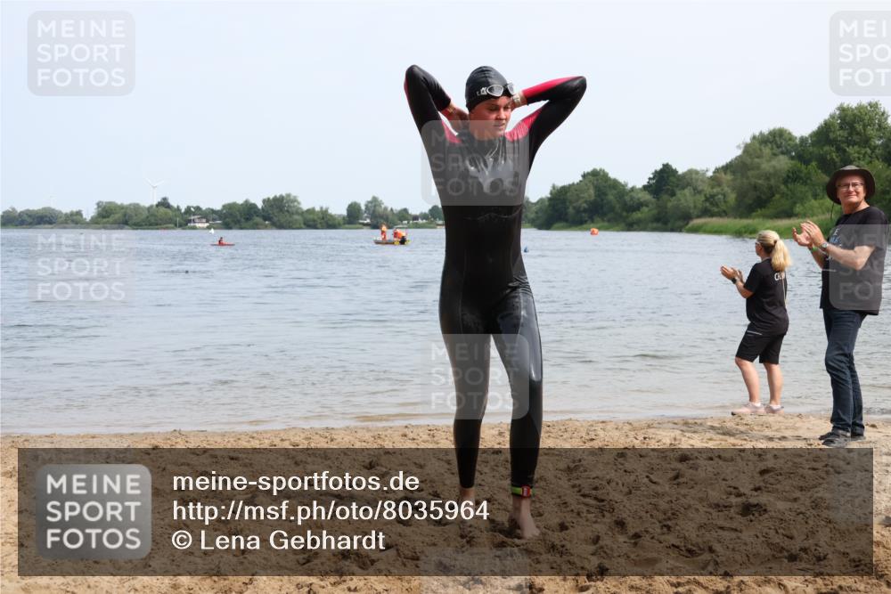 21.06.2025 - 27. Vierlanden-Triathlon Lena Gebhardt http://msf.ph/oto/8035964 15.06.2025 11:27:15 Schwimmen 884, 886, 961 meine-sportfotos.de