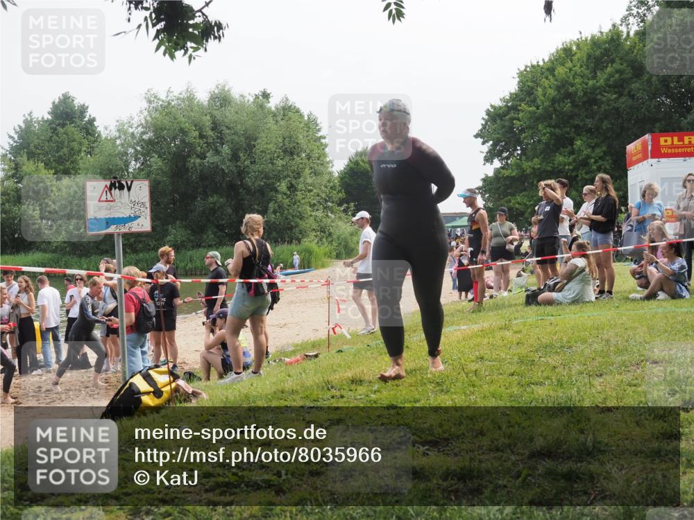 21.06.2025 - 27. Vierlanden-Triathlon KatJ http://msf.ph/oto/8035966 15.06.2025 11:20:51 Schwimmen 879, 892, 918, 924, 936, 941, 1400 meine-sportfotos.de