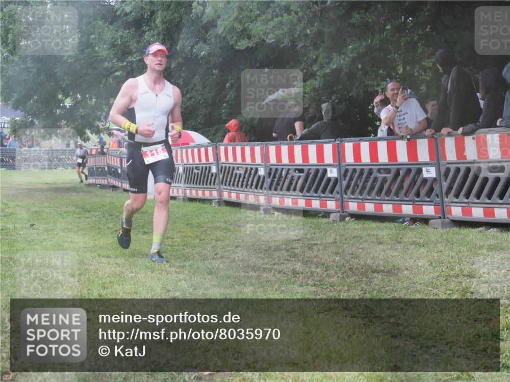 21.06.2025 - 27. Vierlanden-Triathlon KatJ http://msf.ph/oto/8035970 15.06.2025 13:53:17 Ziel 115, 885, 957 meine-sportfotos.de