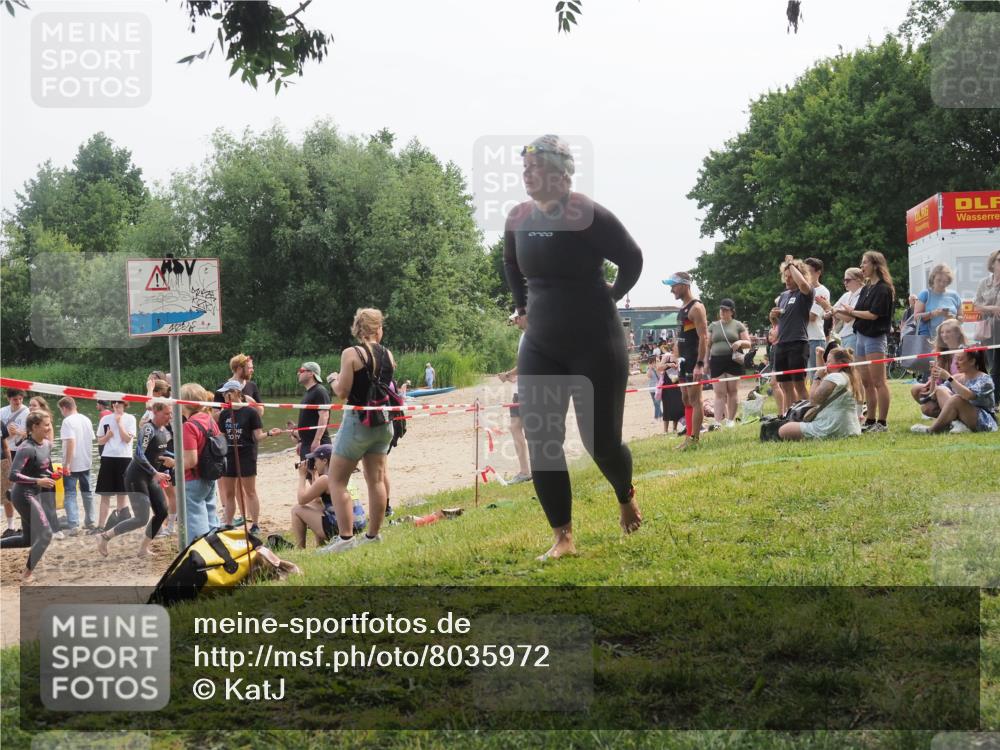 21.06.2025 - 27. Vierlanden-Triathlon KatJ http://msf.ph/oto/8035972 15.06.2025 11:20:51 Schwimmen 879, 892, 918, 924, 936, 941, 1400 meine-sportfotos.de