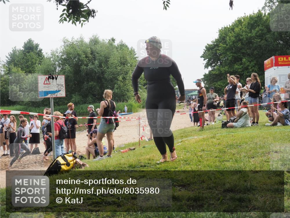 21.06.2025 - 27. Vierlanden-Triathlon KatJ http://msf.ph/oto/8035980 15.06.2025 11:20:51 Schwimmen 879, 892, 918, 924, 936, 941, 1400 meine-sportfotos.de