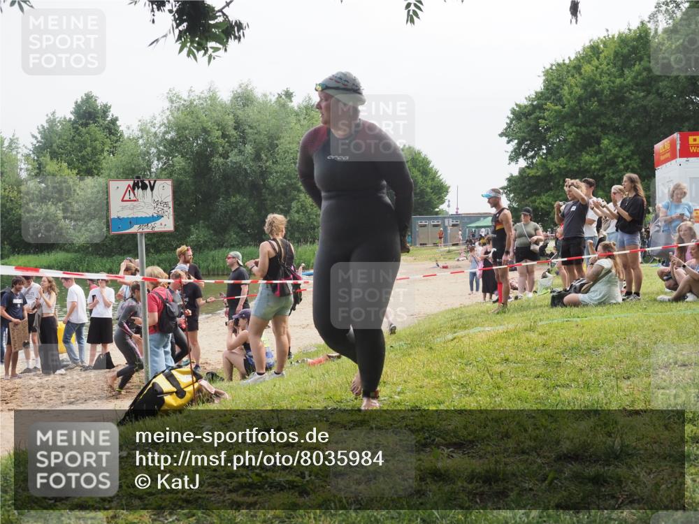 21.06.2025 - 27. Vierlanden-Triathlon KatJ http://msf.ph/oto/8035984 15.06.2025 11:20:52 Schwimmen 879, 892, 918, 924, 936, 941, 1400 meine-sportfotos.de