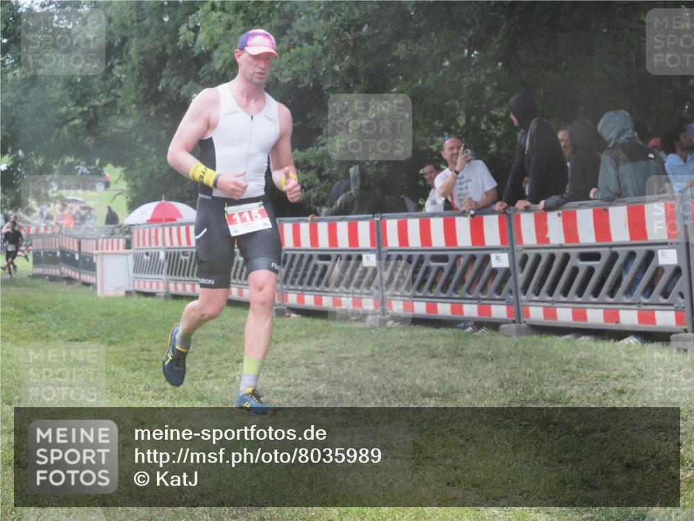 21.06.2025 - 27. Vierlanden-Triathlon KatJ http://msf.ph/oto/8035989 15.06.2025 13:53:18 Ziel 115, 885, 957 meine-sportfotos.de