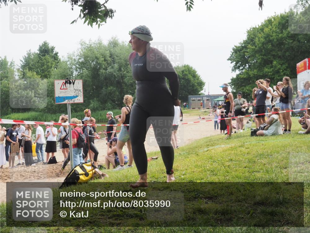 21.06.2025 - 27. Vierlanden-Triathlon KatJ http://msf.ph/oto/8035990 15.06.2025 11:20:52 Schwimmen 879, 892, 918, 924, 936, 941, 1400 meine-sportfotos.de
