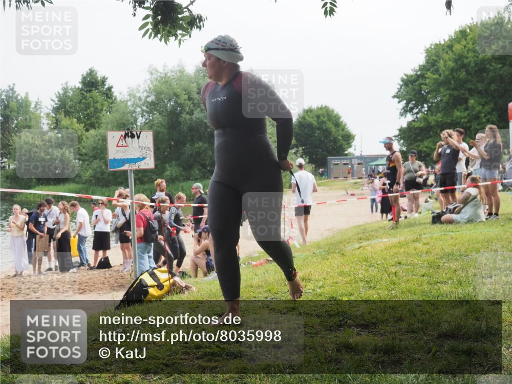 21.06.2025 - 27. Vierlanden-Triathlon KatJ http://msf.ph/oto/8035998 15.06.2025 11:20:52 Schwimmen 879, 892, 918, 924, 936, 941, 1400 meine-sportfotos.de