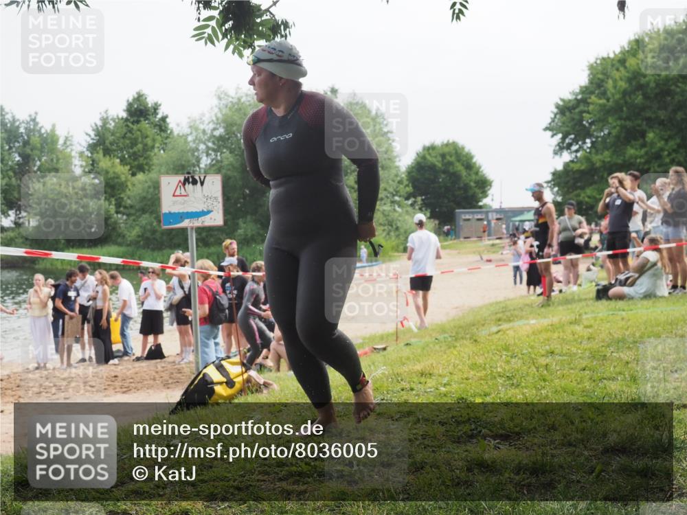 21.06.2025 - 27. Vierlanden-Triathlon KatJ http://msf.ph/oto/8036005 15.06.2025 11:20:52 Schwimmen 879, 892, 918, 924, 936, 941, 1400 meine-sportfotos.de
