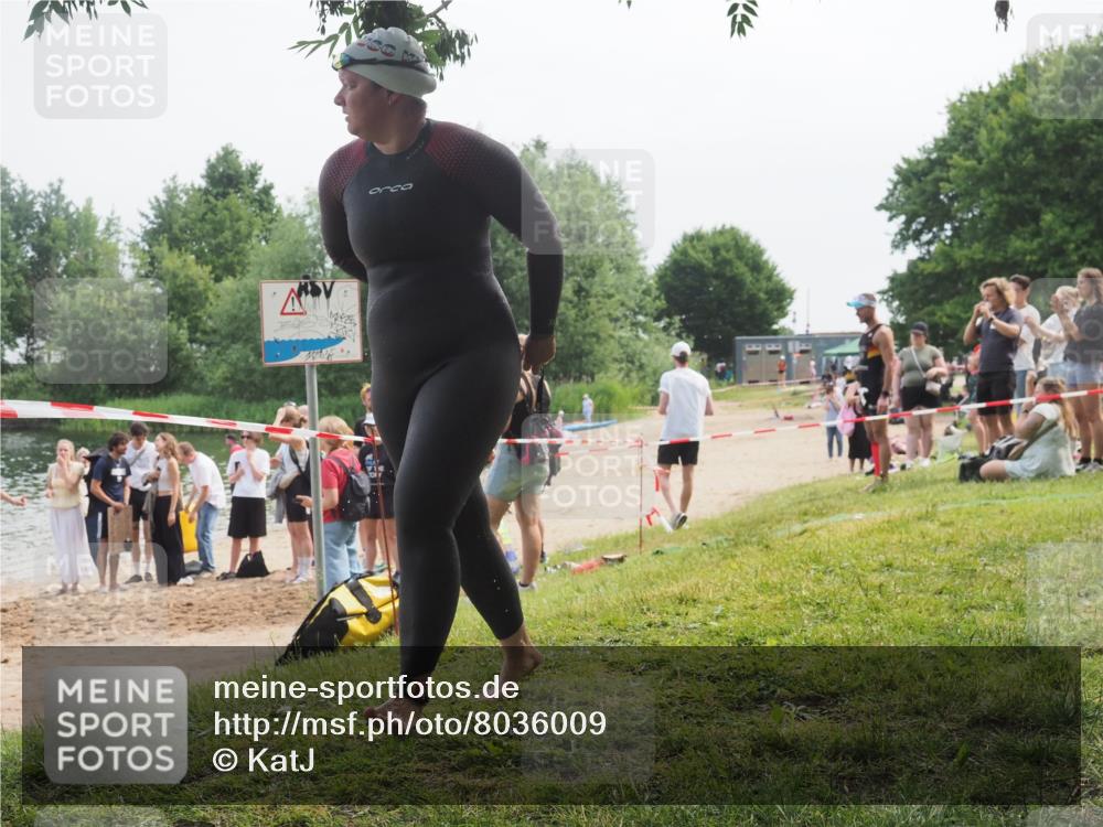 21.06.2025 - 27. Vierlanden-Triathlon KatJ http://msf.ph/oto/8036009 15.06.2025 11:20:52 Schwimmen 879, 892, 918, 924, 936, 941, 1400 meine-sportfotos.de