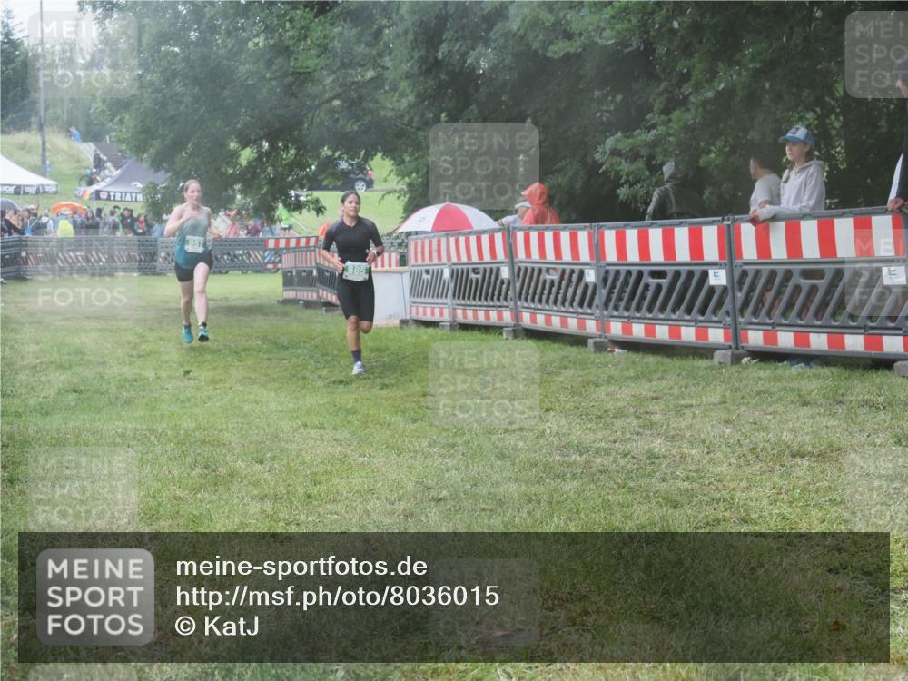 21.06.2025 - 27. Vierlanden-Triathlon KatJ http://msf.ph/oto/8036015 15.06.2025 13:53:24 Ziel 885, 957 meine-sportfotos.de