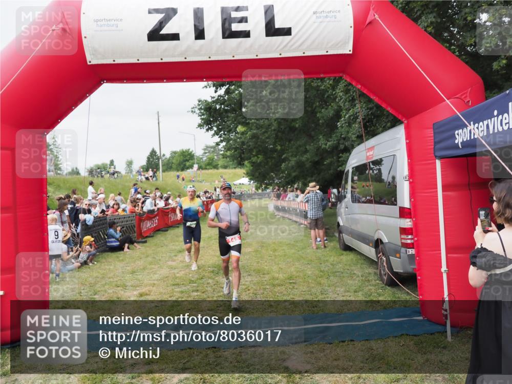 21.06.2025 - 27. Vierlanden-Triathlon MichiJ http://msf.ph/oto/8036017 15.06.2026 13:02:50 Ziel 145, 718 meine-sportfotos.de