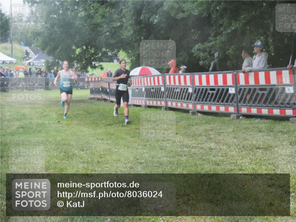 21.06.2025 - 27. Vierlanden-Triathlon KatJ http://msf.ph/oto/8036024 15.06.2025 13:53:24 Ziel 885, 957 meine-sportfotos.de