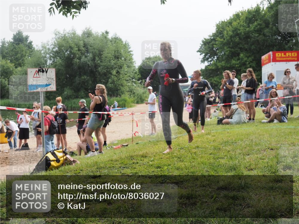 21.06.2025 - 27. Vierlanden-Triathlon KatJ http://msf.ph/oto/8036027 15.06.2025 11:20:56 Schwimmen 892, 918, 924, 936, 965 meine-sportfotos.de