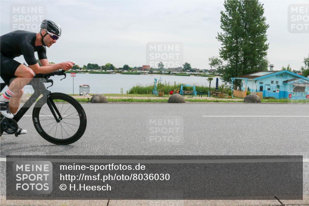 15.06.2025 - 27. Vierlanden-Triathlon H.Heesch http://msf.ph/oto/8036030 15.06.2025 10:47:20 Radfahren 83, 372, 406 meine-sportfotos.de
