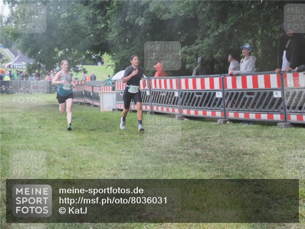 21.06.2025 - 27. Vierlanden-Triathlon KatJ http://msf.ph/oto/8036031 15.06.2025 13:53:24 Ziel 885, 957 meine-sportfotos.de