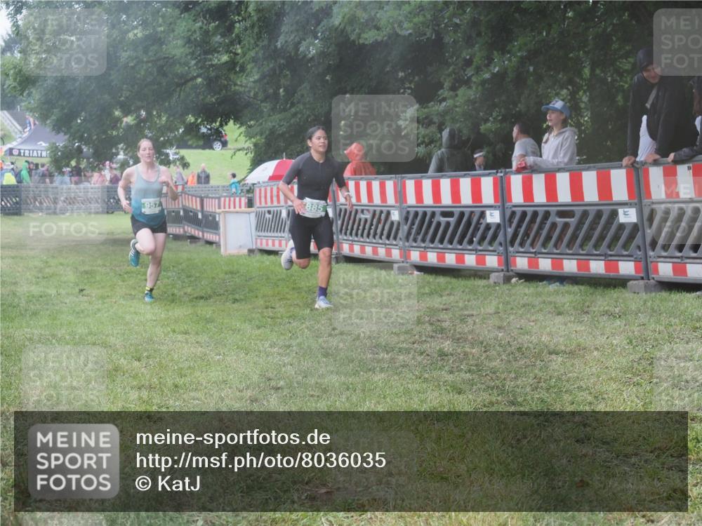 21.06.2025 - 27. Vierlanden-Triathlon KatJ http://msf.ph/oto/8036035 15.06.2025 13:53:25 Ziel 885, 957 meine-sportfotos.de
