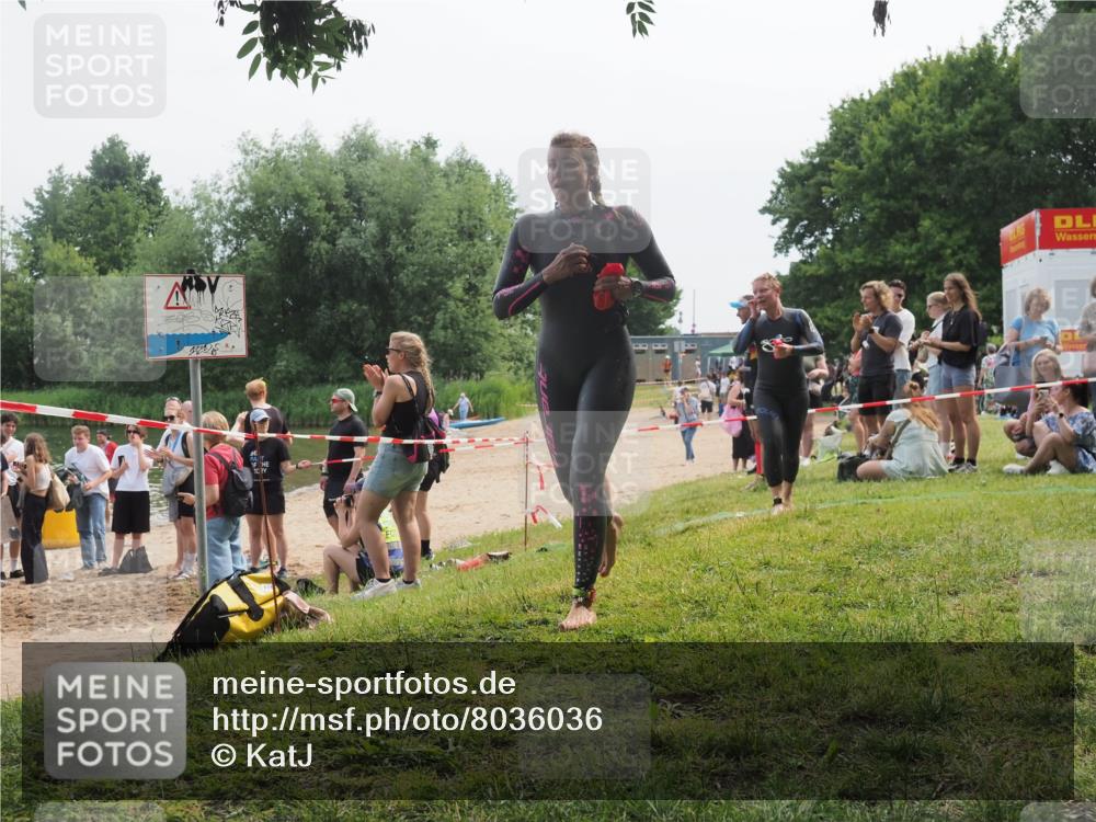 21.06.2025 - 27. Vierlanden-Triathlon KatJ http://msf.ph/oto/8036036 15.06.2025 11:20:56 Schwimmen 892, 918, 924, 936, 965 meine-sportfotos.de
