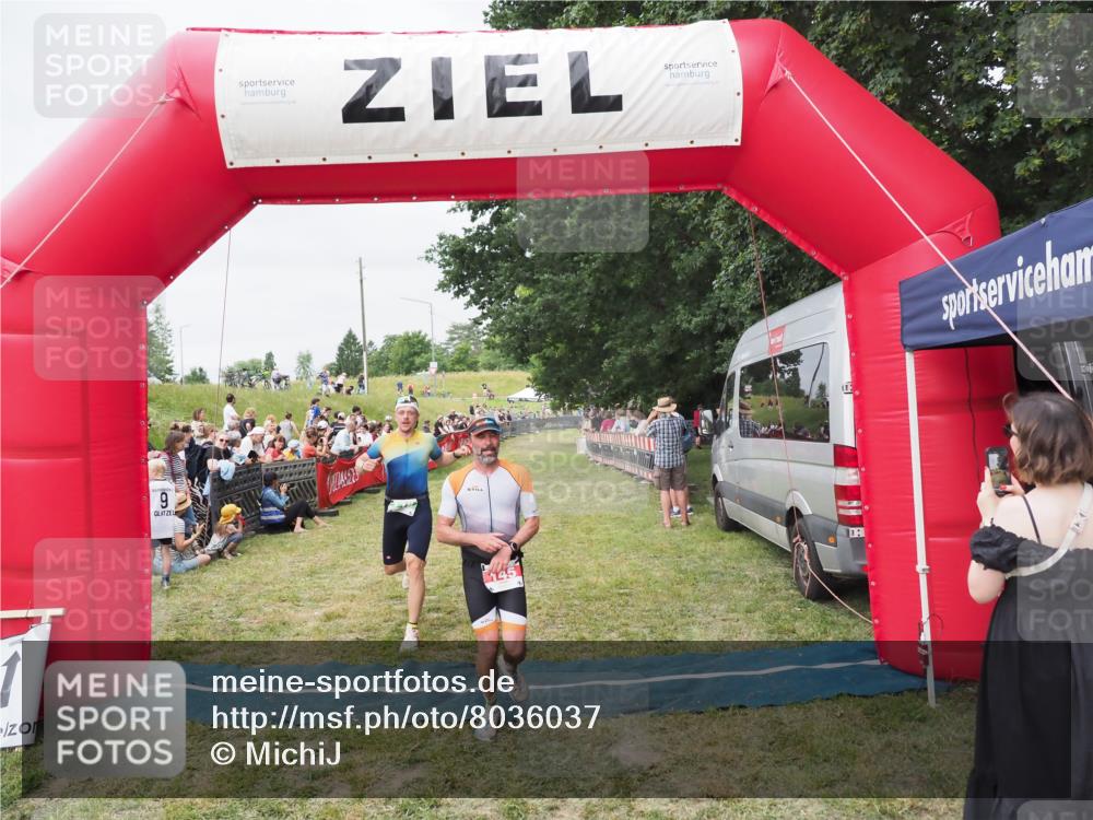 21.06.2025 - 27. Vierlanden-Triathlon MichiJ http://msf.ph/oto/8036037 15.06.2026 13:02:51 Ziel 145, 718 meine-sportfotos.de