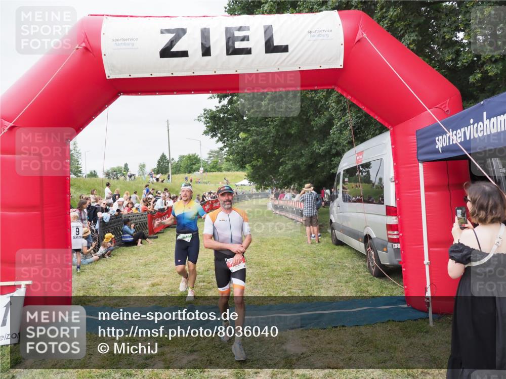 21.06.2025 - 27. Vierlanden-Triathlon MichiJ http://msf.ph/oto/8036040 15.06.2026 13:02:51 Ziel 145, 718 meine-sportfotos.de