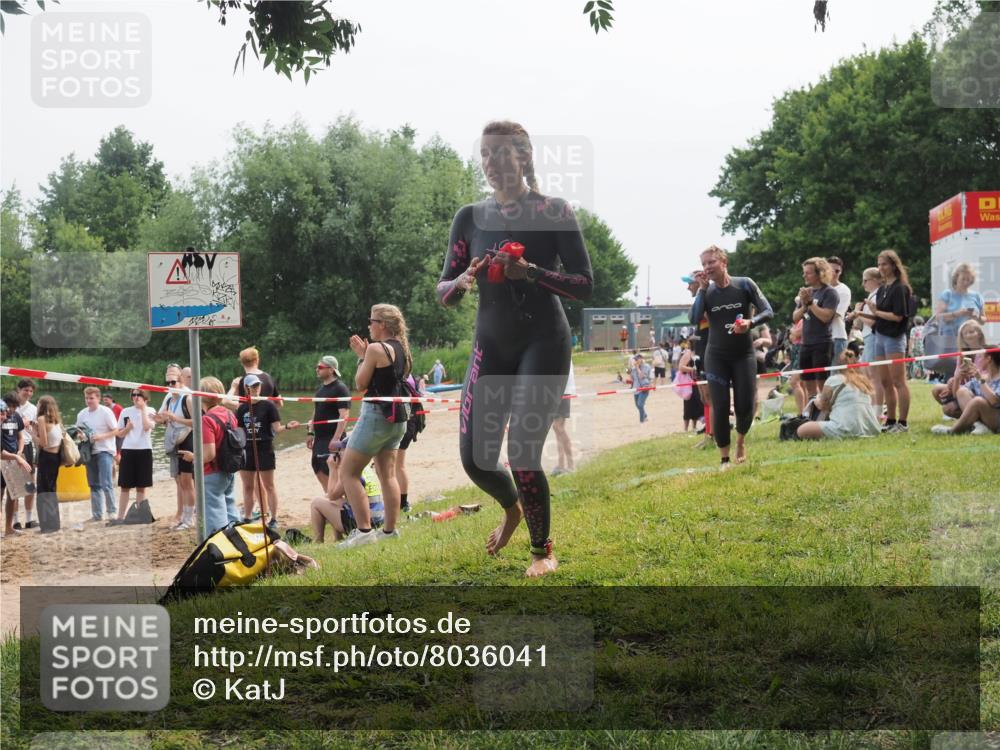 21.06.2025 - 27. Vierlanden-Triathlon KatJ http://msf.ph/oto/8036041 15.06.2025 11:20:56 Schwimmen 892, 918, 924, 936, 965 meine-sportfotos.de