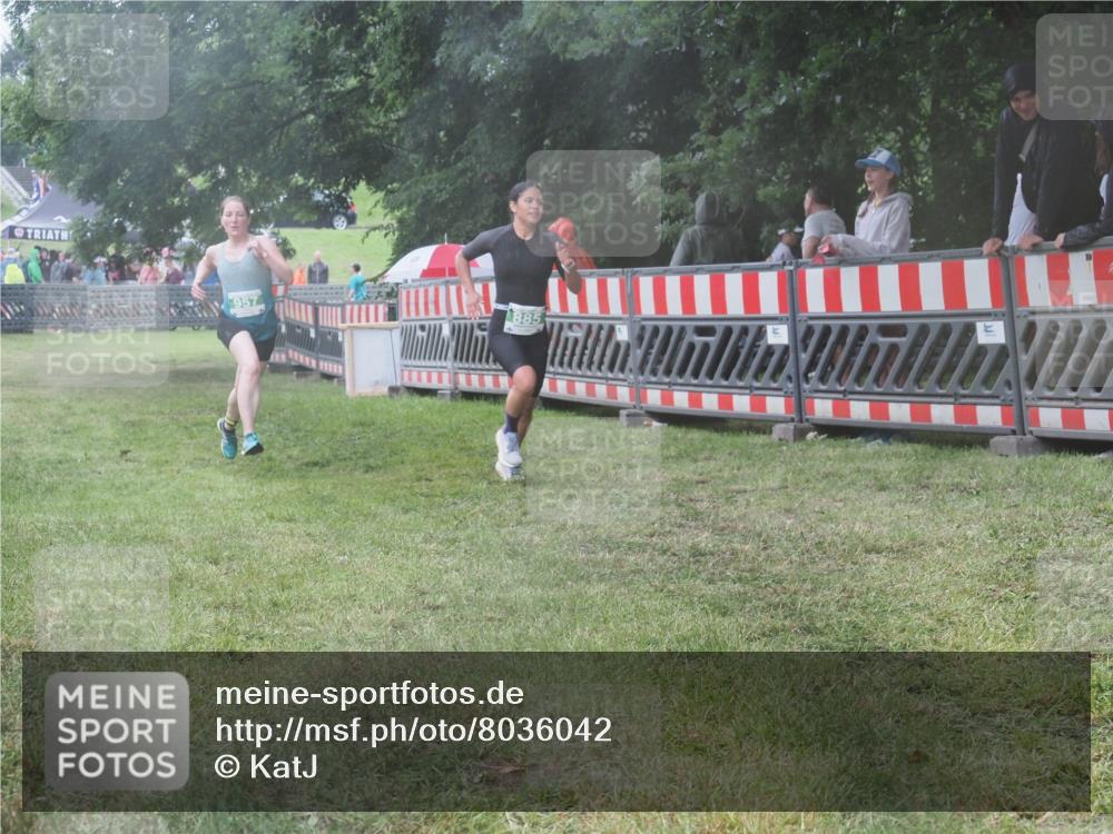 21.06.2025 - 27. Vierlanden-Triathlon KatJ http://msf.ph/oto/8036042 15.06.2025 13:53:25 Ziel 885, 957 meine-sportfotos.de