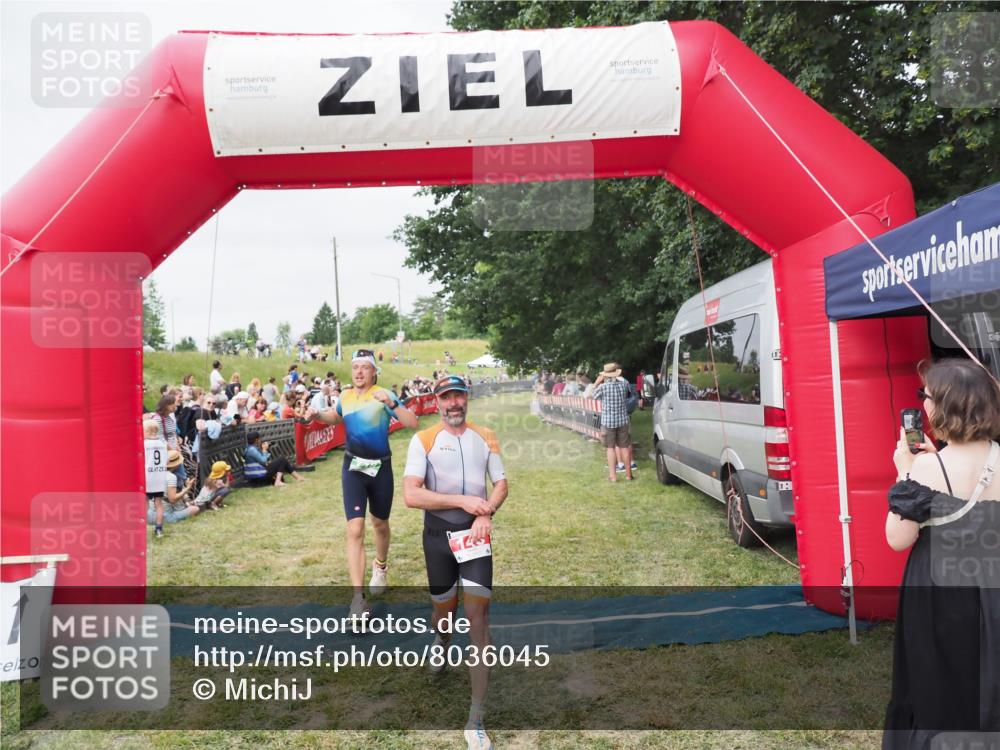 21.06.2025 - 27. Vierlanden-Triathlon MichiJ http://msf.ph/oto/8036045 15.06.2026 13:02:51 Ziel 145, 718 meine-sportfotos.de