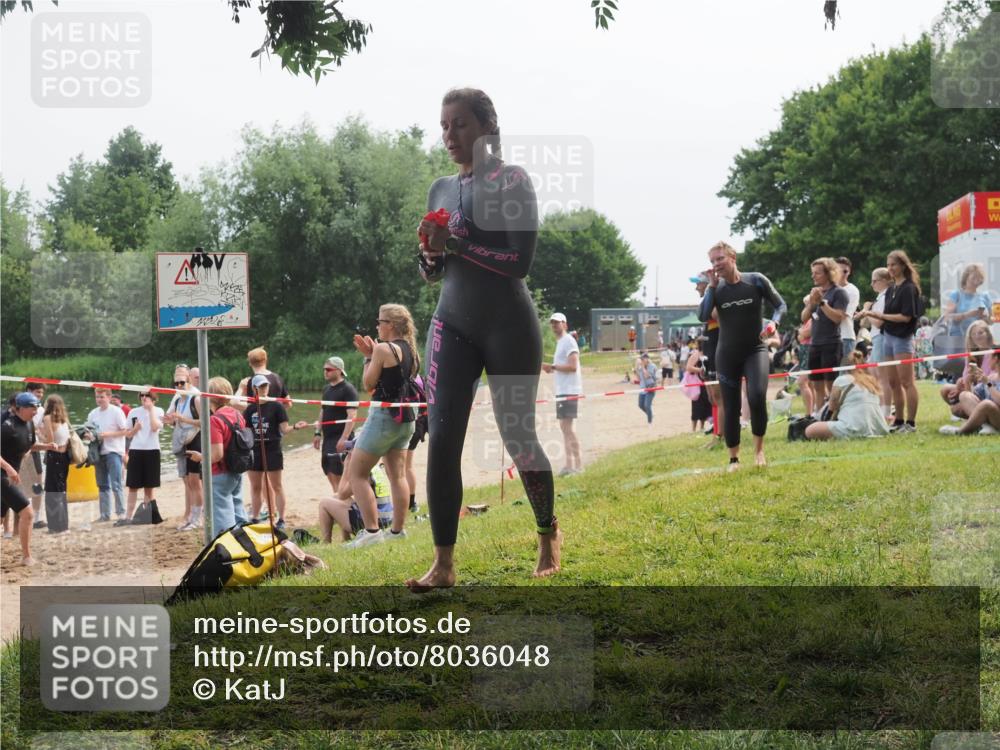 21.06.2025 - 27. Vierlanden-Triathlon KatJ http://msf.ph/oto/8036048 15.06.2025 11:20:56 Schwimmen 892, 918, 924, 936, 965 meine-sportfotos.de